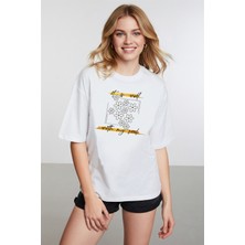 Caddekombin Kadın Papatya Desenli It Is Well Yazılı Bisiklet Yaka Beyaz T-Shirt