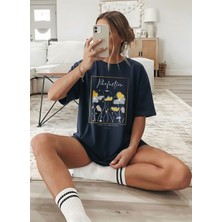 Caddekombin Kadın Modern Art Temalı Grafik Baskılı Lacivert T-Shirt