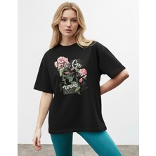 Caddekombin Kadın Pembe Gül Baskılı Bisiklet Yaka Siyah T-Shirt