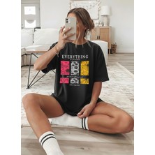 Caddekombin Kadın Renkli Çiçek Baskılı Motivasyon Siyah T-Shirt