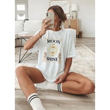 Caddekombin Kadın Ay Evreleri ve Çiçek Figürlü Mistik Beyaz T-Shirt