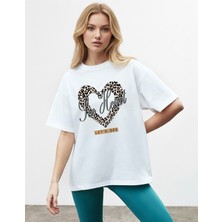 Caddekombin Kadın Leopar Kalp Baskılı Bisiklet Yaka Beyaz T-Shirt