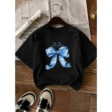 Caddekombin Kadın Büyük Mavi Kurdele Detaylı Siyah T-Shirt