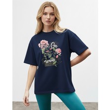 Caddekombin Kadın Pembe Gül Baskılı Bisiklet Yaka Lacivert T-Shirt