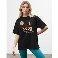 Caddekombin Kadın Estetik Çizgili Enerji Temalı Siyah T-Shirt