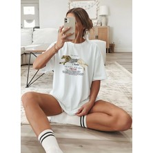 Caddekombin Kadın Çita Desenli Tipografi Baskılı Beyaz T-Shirt