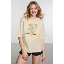 Caddekombin Kadın Papatya Desenli It Is Well Yazılı Bisiklet Yaka Bej T-Shirt