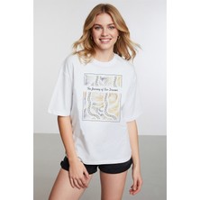 Caddekombin Kadın Işıltılı Dalga Grafik Baskılı Beyaz T-Shirt