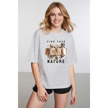 Caddekombin Kadın Motto Yazılı Modern Doğa Temalı Gri T-Shirt
