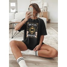Caddekombin Kadın Ay Evreleri ve Çiçek Figürlü Mistik Siyah T-Shirt