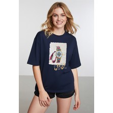 Caddekombin Kadın Saat Figürlü Cool Yazılı Lacivert T-Shirt