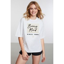 Caddekombin Kadın Altın Yaldız Çizgi Baskı Detaylı Beyaz T-Shirt