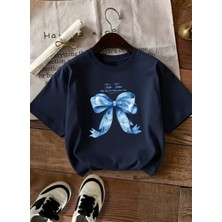 Caddekombin Kadın Büyük Mavi Kurdele Detaylı Lacivert T-Shirt