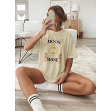 Caddekombin Kadın Ay Evreleri ve Çiçek Figürlü Mistik Bej T-Shirt