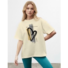 Caddekombin Kadın Kalp Figürlü Be-Youatiful Yazılı Bisiklet Yaka Bej T-Shirt