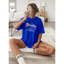 Caddekombin Kadın Çita Desenli Tipografi Baskılı Saks Mavi T-Shirt