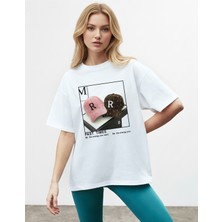 Caddekombin Kadın Retro Şapka Baskılı Yuvarlak Yaka Beyaz T-Shirt