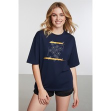 Caddekombin Kadın Papatya Desenli It Is Well Yazılı Bisiklet Yaka Lacivert T-Shirt