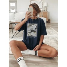 Caddekombin Kadın Botanik Illüstrasyonlu Grafik Baskılı Lacivert T-Shirt