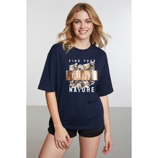 Caddekombin Kadın Motto Yazılı Modern Doğa Temalı Lacivert T-Shirt