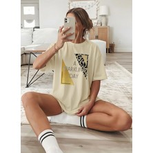 Caddekombin Kadın Leopar ve Gold Baskılı  Bisiklet Yaka Bej T-Shirt