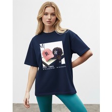 Caddekombin Kadın Retro Şapka Baskılı Yuvarlak Yaka Lacivert T-Shirt