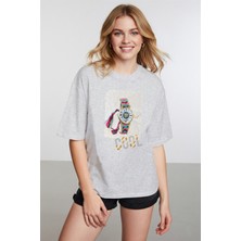 Caddekombin Kadın Saat Figürlü Cool Yazılı Gri T-Shirt