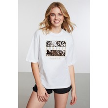 Caddekombin Kadın Leopar Desenli Gold Çerçeveli Beyaz T-Shirt