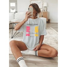 Caddekombin Kadın Renkli Çiçek Baskılı Motivasyon Gri T-Shirt