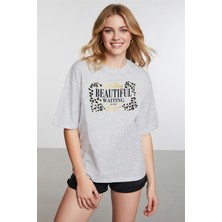 Caddekombin Kadın Leopar Desen Slogan Baskılı Bisiklet Yaka Gri T-Shirt