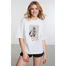 Caddekombin Kadın Saat Figürlü Cool Yazılı Beyaz T-Shirt