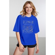 Caddekombin Kadın Işıltılı Dalga Grafik Baskılı Saks Mavi T-Shirt