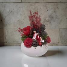 Sevgililer Günü Özel Figürlü Masa Ortası Süsü | Kırmızı Gül ve Kalp Detaylı Romantik Yapay Çiçek Aranjmanı