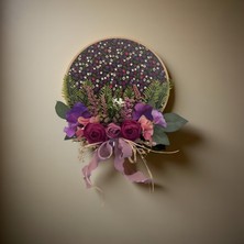 Mor Çiçek Detaylı Kumaş Zeminli Kasnak Duvar Süsü El Yapımı Dekor