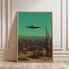 Ninastore Yeşil ve Kahverengi Tonlarında Çöl Manzarası Üzerinde Ufo'nun Yer Aldığı Poster.