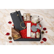 Çok Biz SEVGİLİYE,DOĞUM GÜNÜ,ANNELER GÜNÜ ,EVLİLİK YIL DÖNÜMÜ,ARKADAŞA,KADIN HEDİYE KUTUSU;MATMAZEL AJANDA,KALEM,CHARM,AYNA,KÜRE,KUPA,TÜRK KAHVESİ