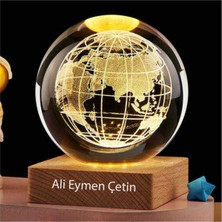 Hediyesahibi Isme Özel Büyük Boy Işıklı Ahşap Kare Kaideli Dünya Temalı Cam Küre 8cm