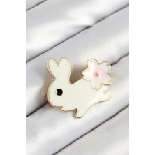 Inure Jewelry Mineli Çiçek Detaylı Krem Tavşan Figürlü Gold Renk Kadın Broş