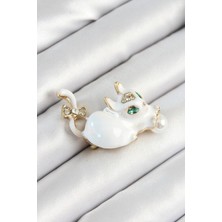 Inure Jewelry Zirkon Taşlı Inci Detaylı Beyaz 3D Kedi Figürlü Gold Renk Kadın Broş