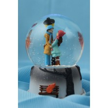 PremiumPort Kış Masalı Kar Küresi Orta Boy Müzikli Işıklı, Sıcacık ve Büyüleyici Dekor