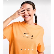 Nike Sportswear Graphic Loose Fit Short-Sleeve Turuncu Kadın Spor T-Shirt FN7722-885