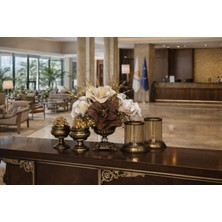 Yalın Home Kristal Taşlı Kare Ayaklı Vazo, Gold Mercanlı Şekerlikler ve El Üflemesi Cam Mumluklardan Oluşan El Yapımı Antik Pirinç 5’li Lüks Dekorasyon Seti