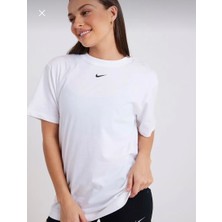 Nike Sportswear Essentials Tee Boyfriend Short-Sleeve Beyaz Kadın T-Shirt DN5697-100