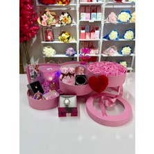 Ayı Evreni Pembe Kat Kat Mutluluk - Sevgiliye Özel Hediye | Kar Küresi + Çelik Takı + Peluş Ayıcık