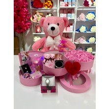 Ayı Evreni Büyük Peluş Ayılı Kat Kat Romantik Hediye Kutusu Pembe | Kar Küresi, Çelik Takı Seti, Saat, Peluş Ayıcık | Sevgiliye, Anneye, Doğum Günü, 14 Şubat, Yıldönümü