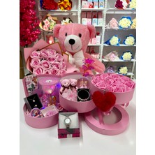 Ayı Evreni Büyük Peluş Ayılı Çiçek Buketli Kat Kat Romantik Hediye Kutusu Pembe | Kar Küresi, Çelik Takı Seti, Saat, Peluş Ayıcık | Sevgiliye, Anneye, Doğum Günü, 14 Şubat, Yıldönümü