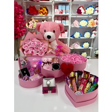 Ayı Evreni Çikolata Sürprizli Kat Kat Romantik Hediye Kutusu Pembe | Kar Küresi, Çelik Takı Seti, Saat, Peluş Ayıcık | Sevgiliye, Anneye, Doğum Günü, 14 Şubat, Yıldönümü