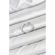 Pirinç Gümüş Renk Kalpli Detaylı Zirkon Taşlı Kadın Yüzük