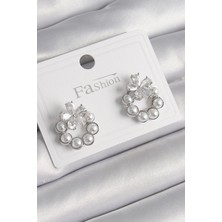 Pirinç Gümüş Renk Incili Halka Model Zirkon Taşlı Çiçek Detay Kadın Küpe