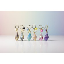 The Secret Desire Deniz Kabuğu Tasarımlı Anahtarlık – Renkli Inci Efektli Şık Çanta Aksesuarı